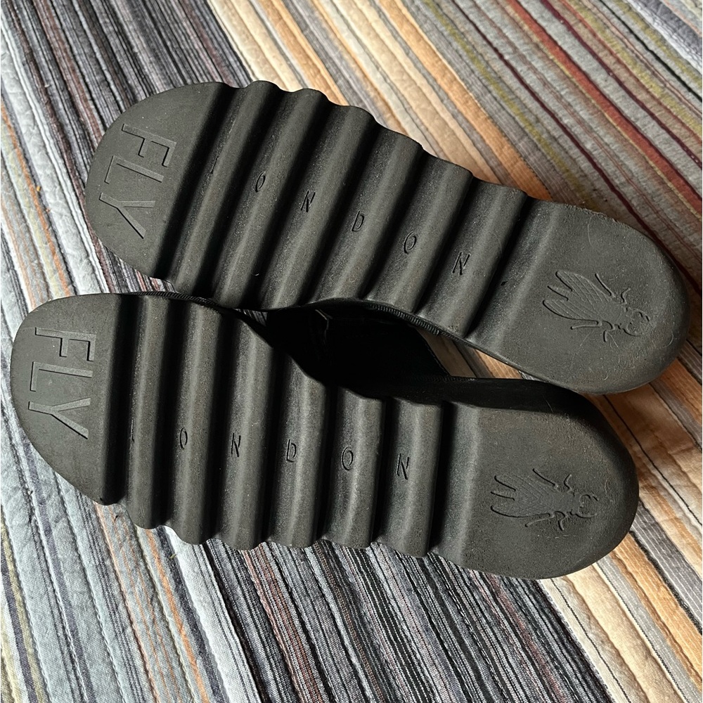 FLY LONDON 🎡 Black Leather Slip-On Wedge Sandals - Picture 2 of 11